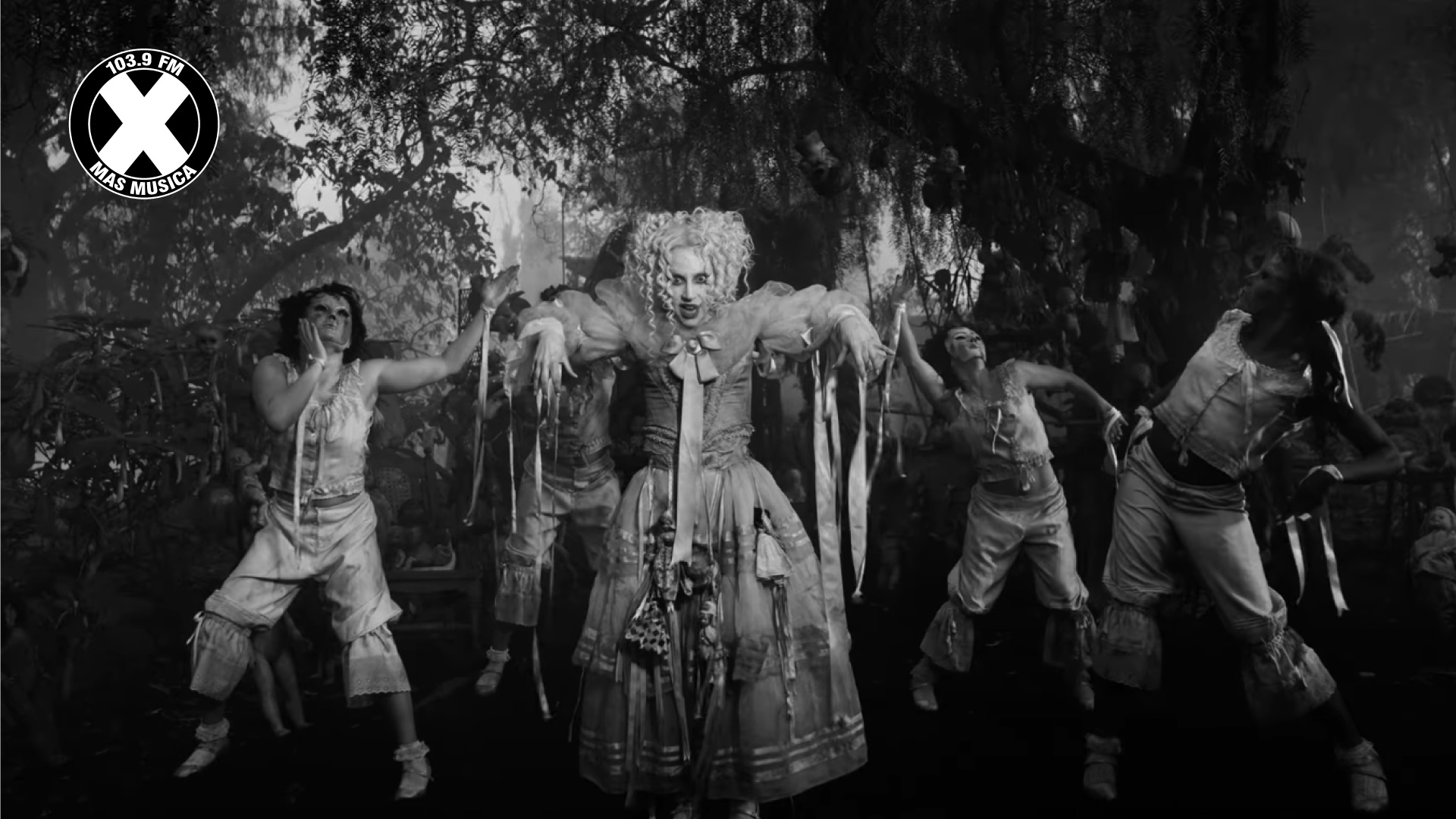 Lady Gaga estrenó 'The dead dance' Lady Gaga estrenó 'The dead dance'